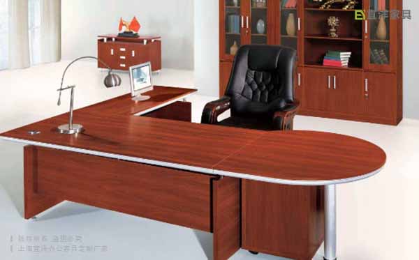 实木油漆办公桌,皮质老板椅